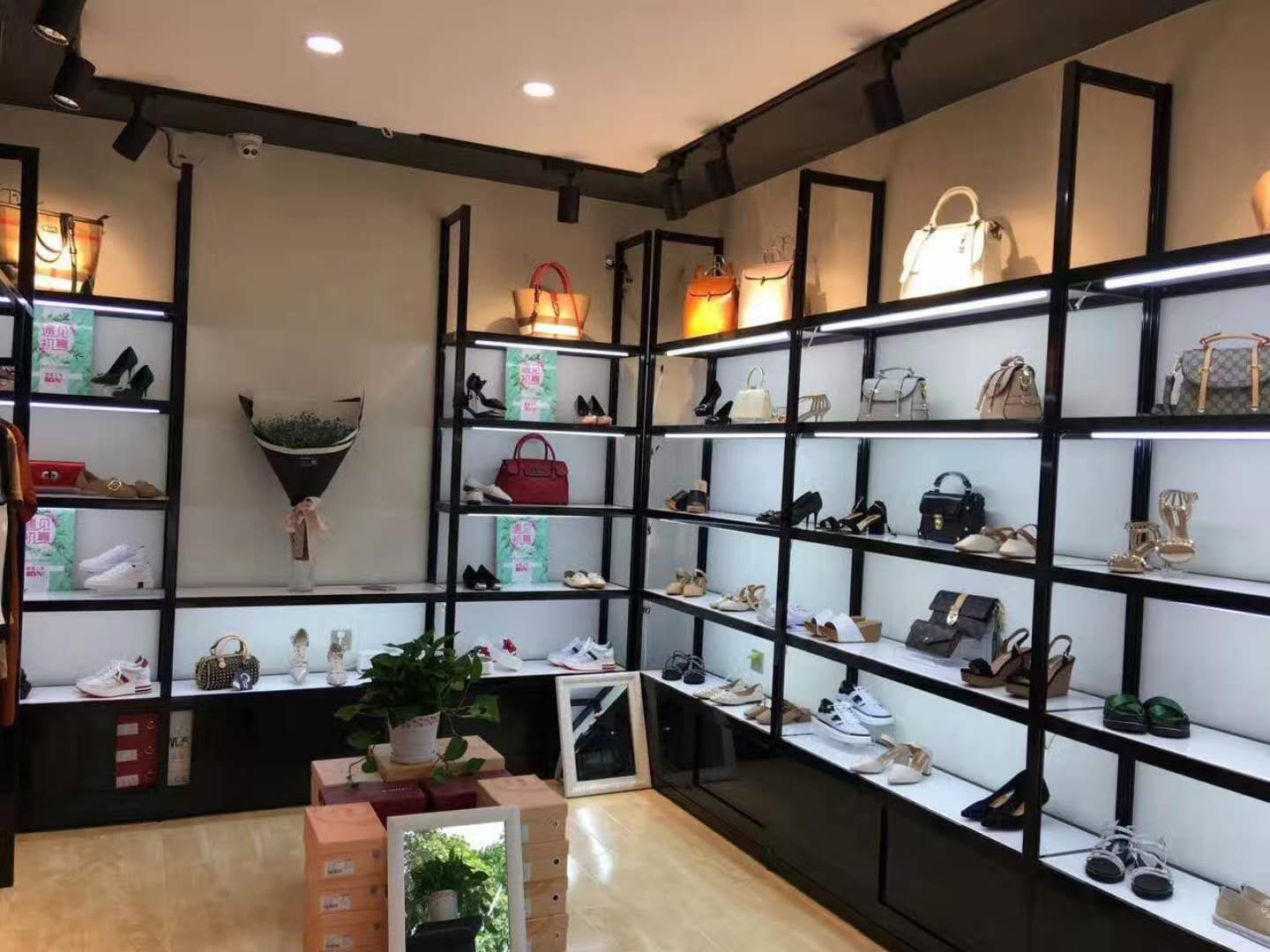 鐵木結(jié)構(gòu)鞋包展示柜