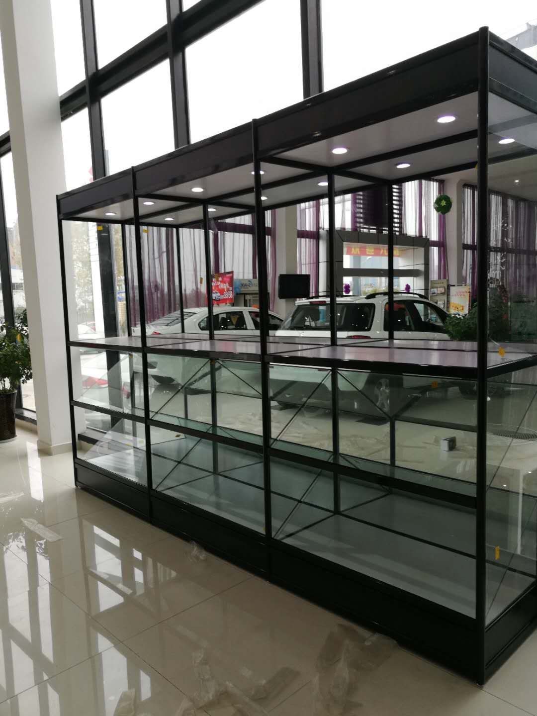 汽車專賣店玻璃汽車用品展柜